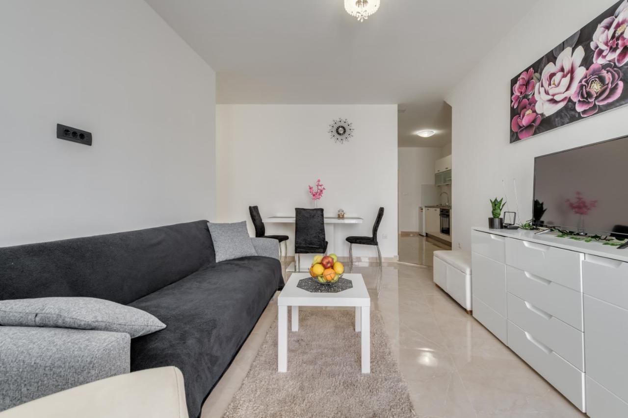 Andela 2bdrs & Free Wifi Apartment Split