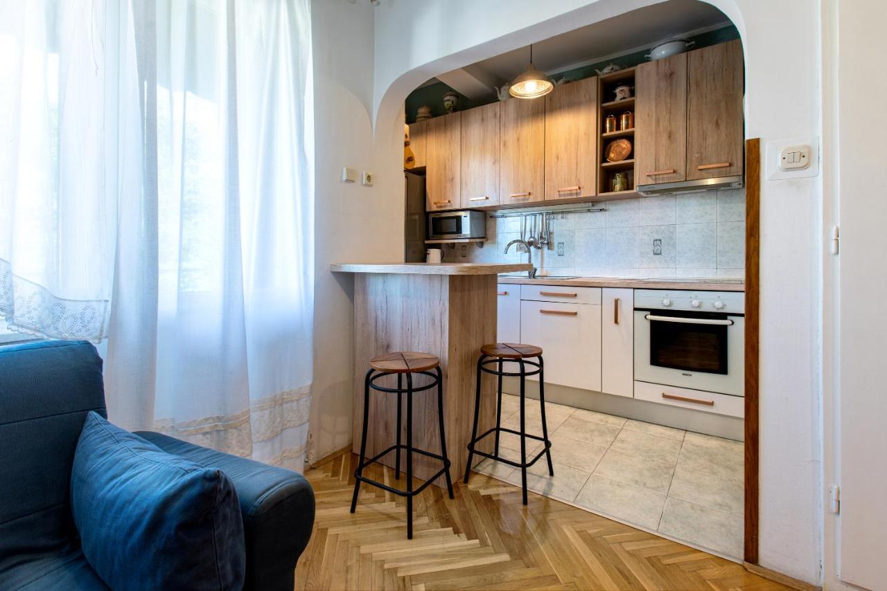 Zoe Apartment Split