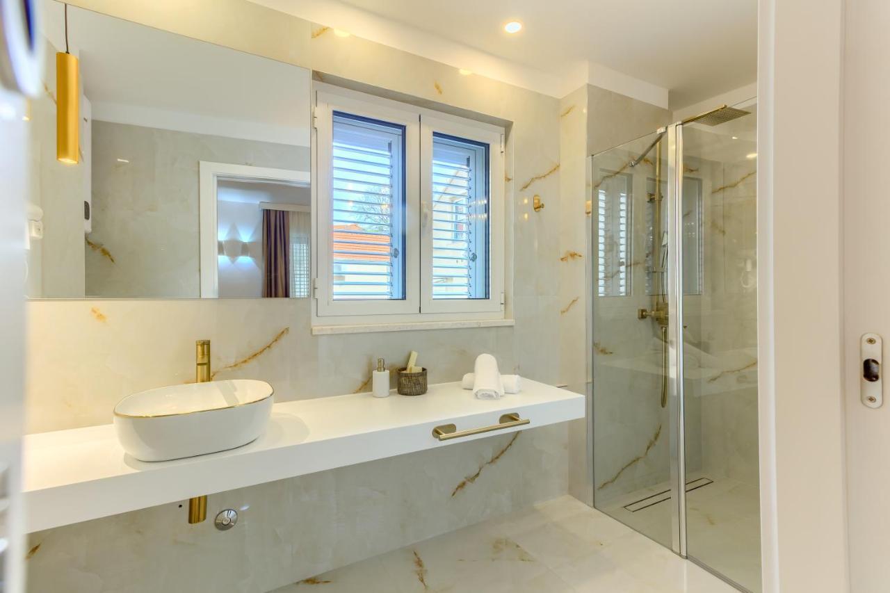 krevet i doručak Irini Luxury 4*