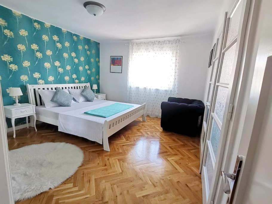 Lulu 90 M2 In Center Of * Split