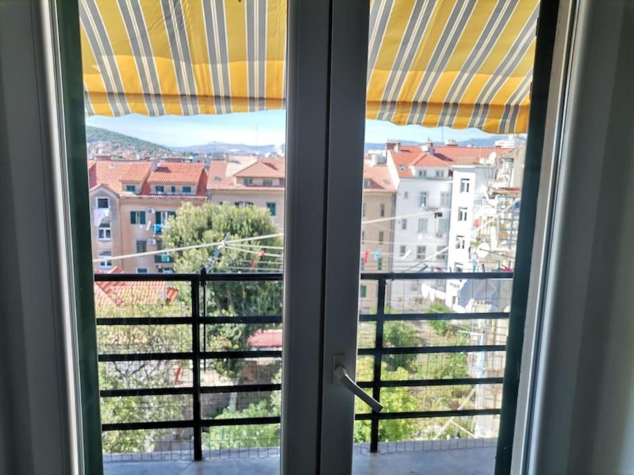 Lulu 90 M2 In Center Of * Split