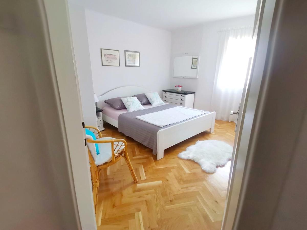 Lulu 90 M2 In Center Of * Split