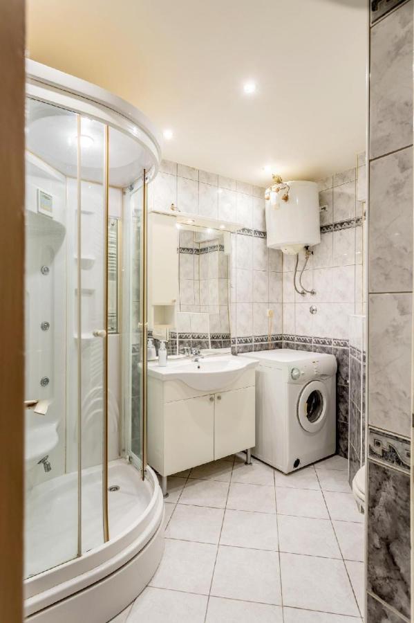 Neve St Apartment