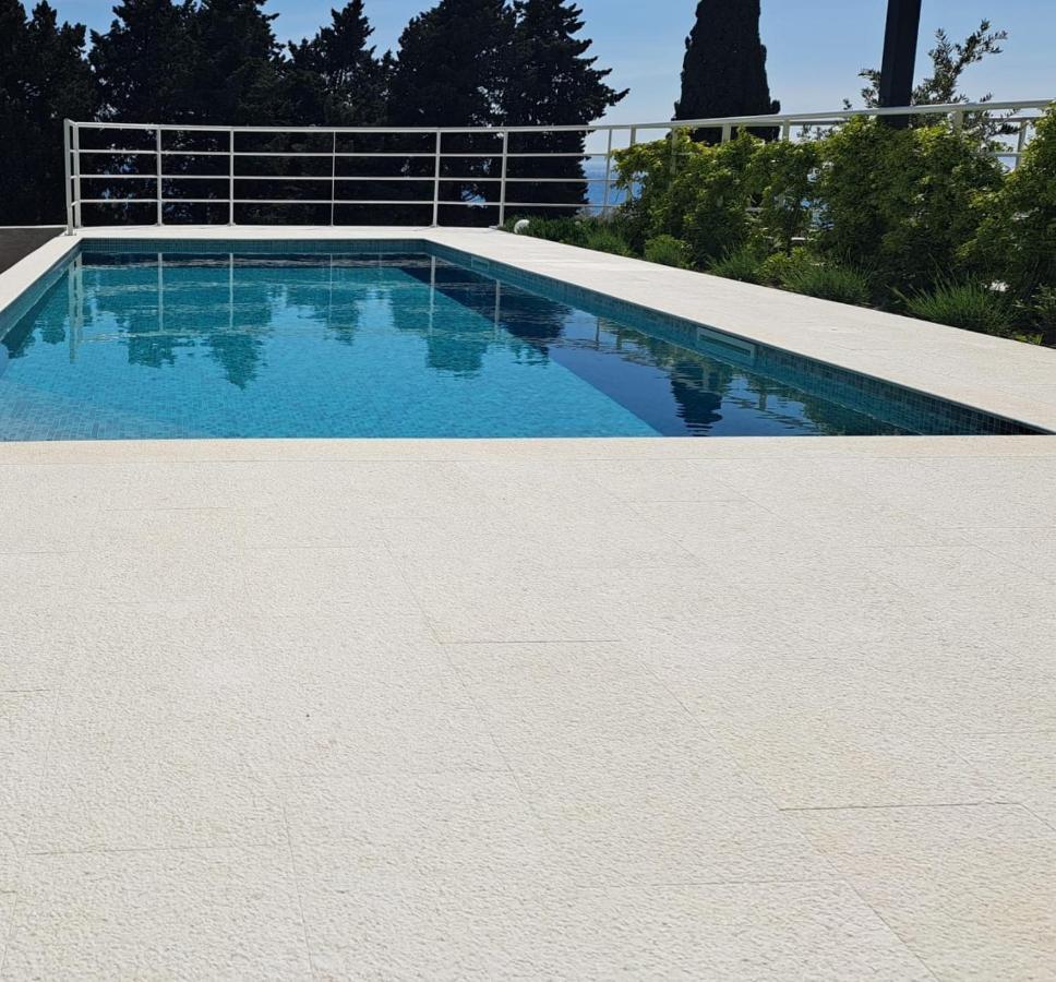 With Private Pool * Split