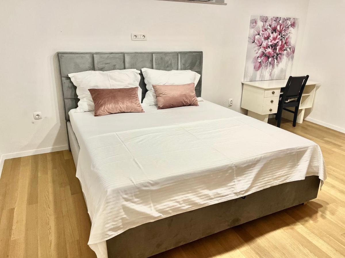 Viktor Apartment
