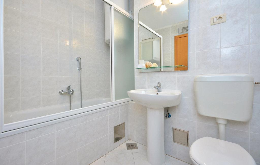2 Bedroom Nice Apartment In Split