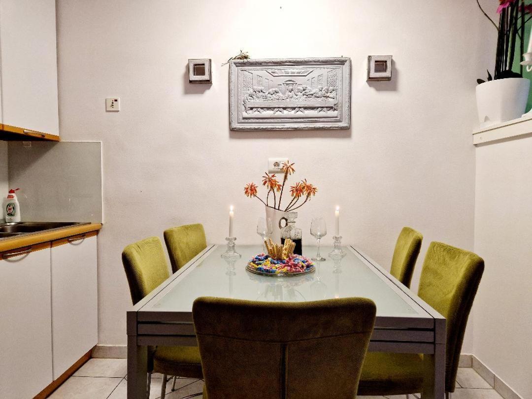 Neve St Apartment Split