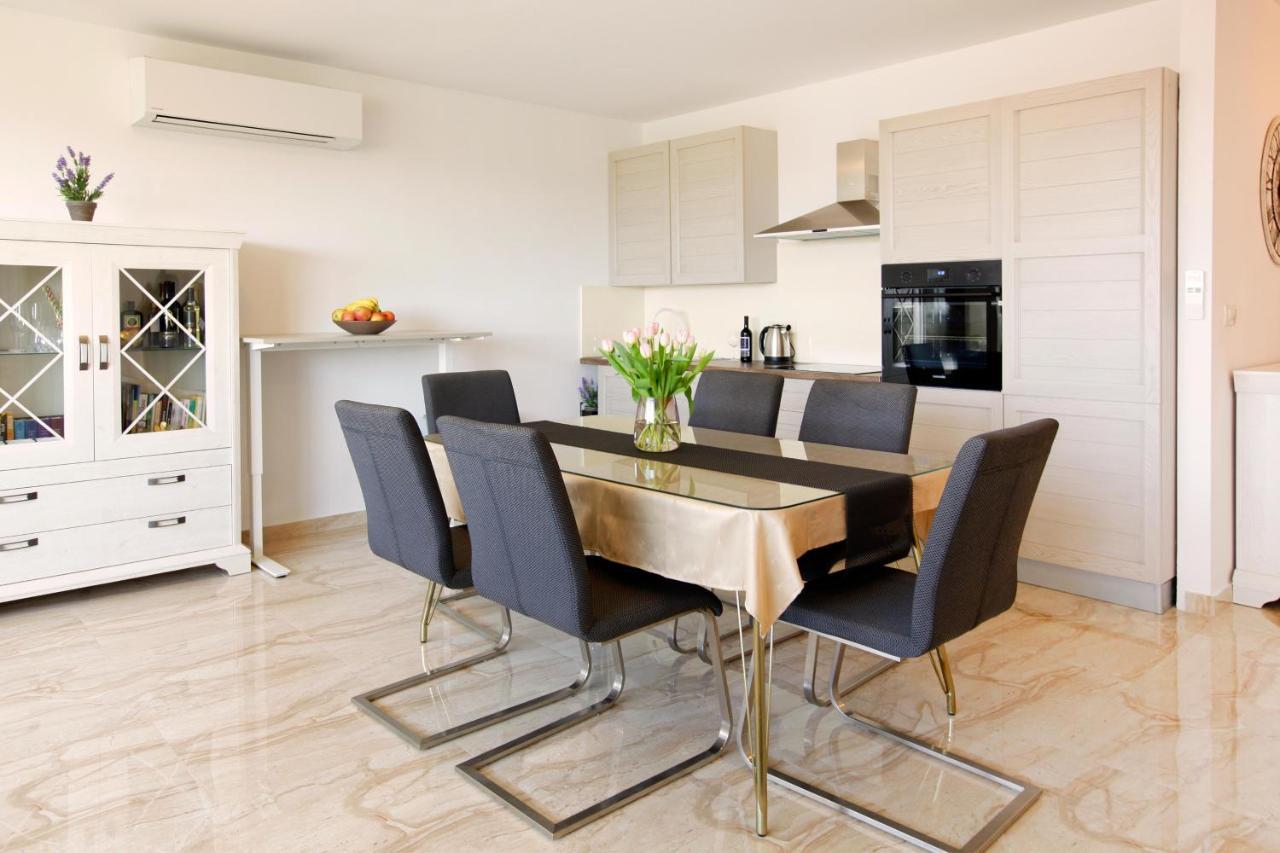 Modern 2-bed Apt, Late Check In Available Apartment