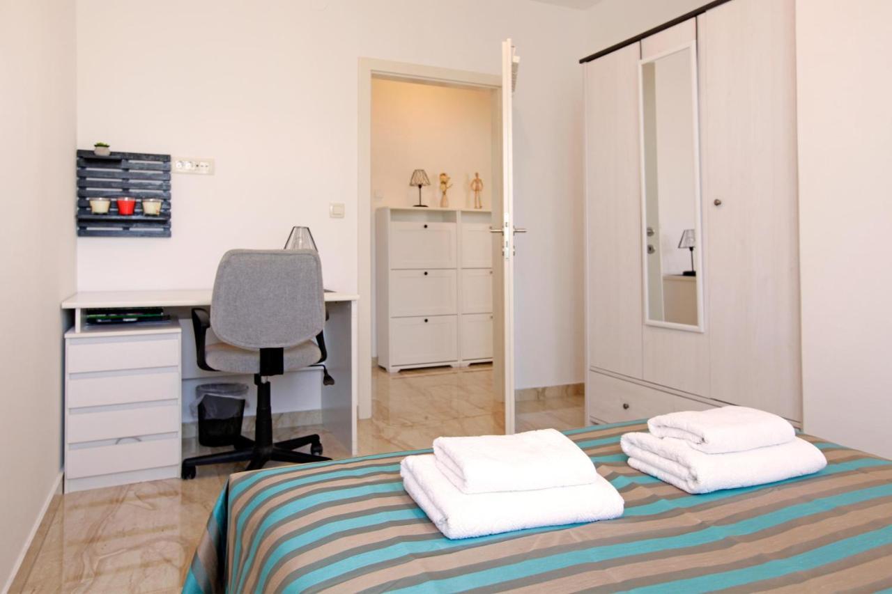 Apartment Modern 2-bed Apt, Late Check In Available Split