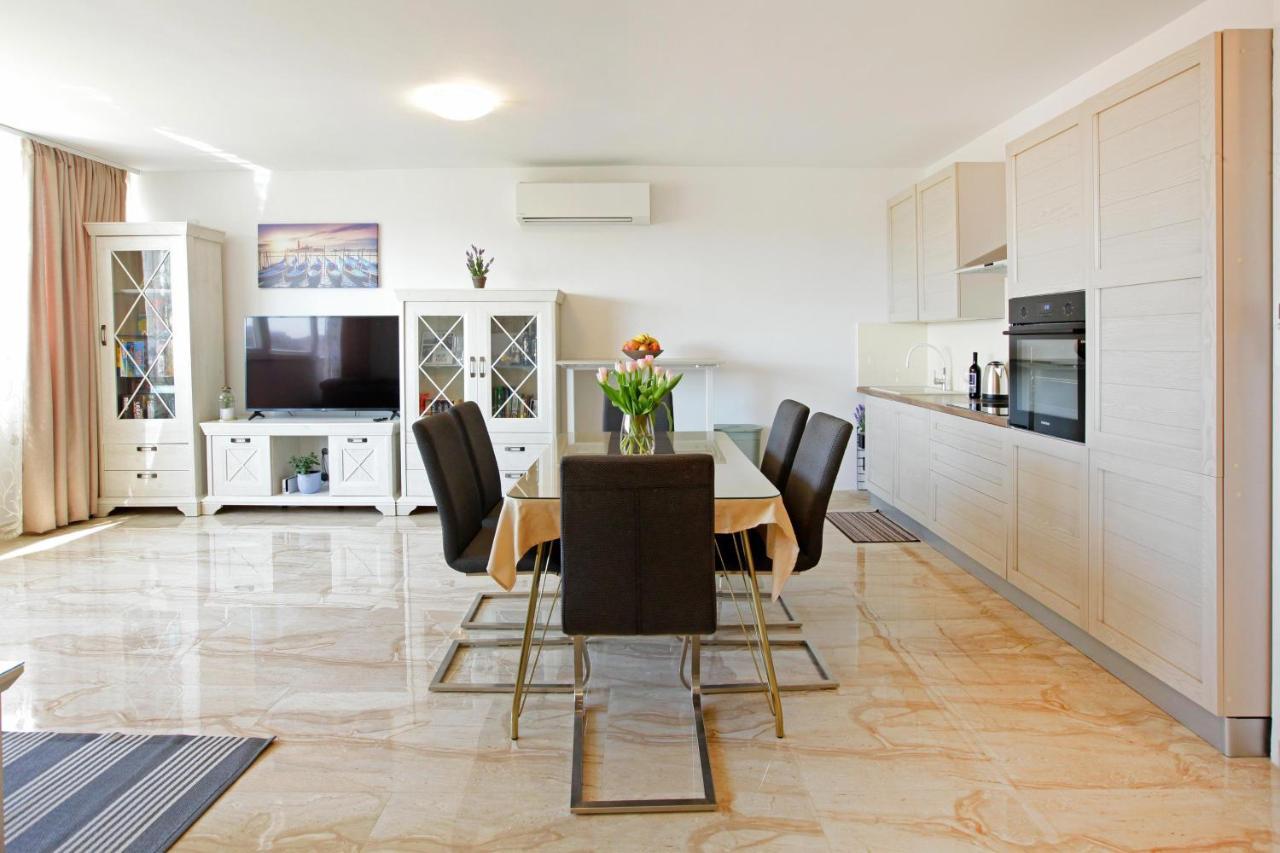 Modern 2-bed Apt, Late Check In Available Apartment *