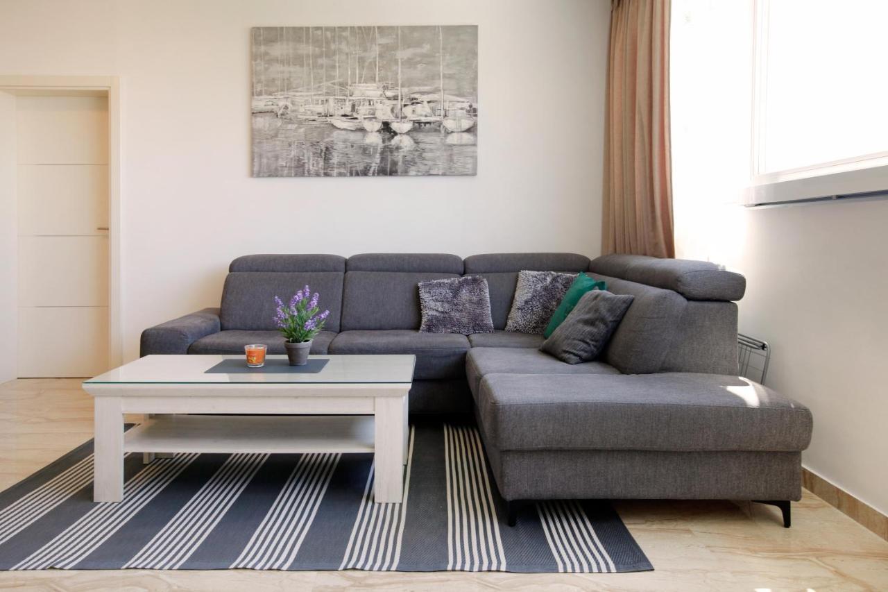 Modern 2-bed Apt, Late Check In Available Split