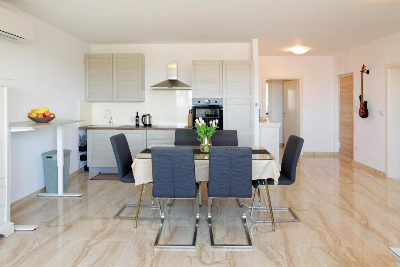 Modern 2-bed Apt, Late Check In Available *
