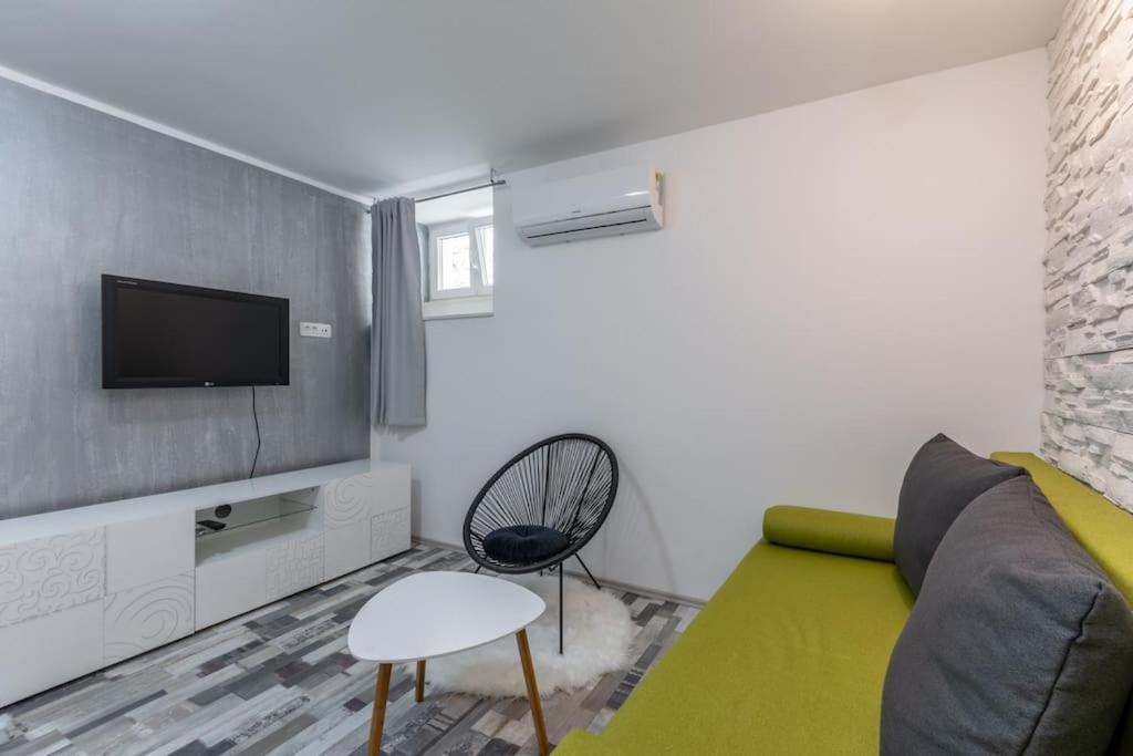 3m - One Bedroom * Split