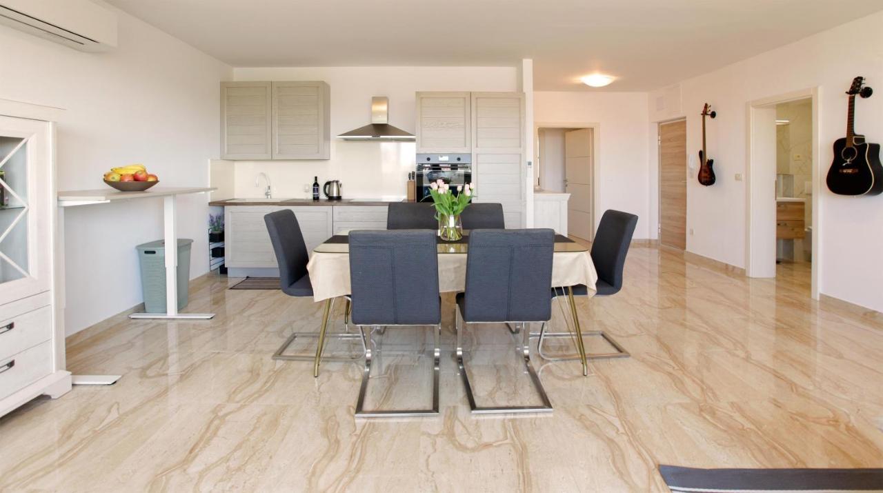 Modern 2-bed Apt, Late Check In Available *