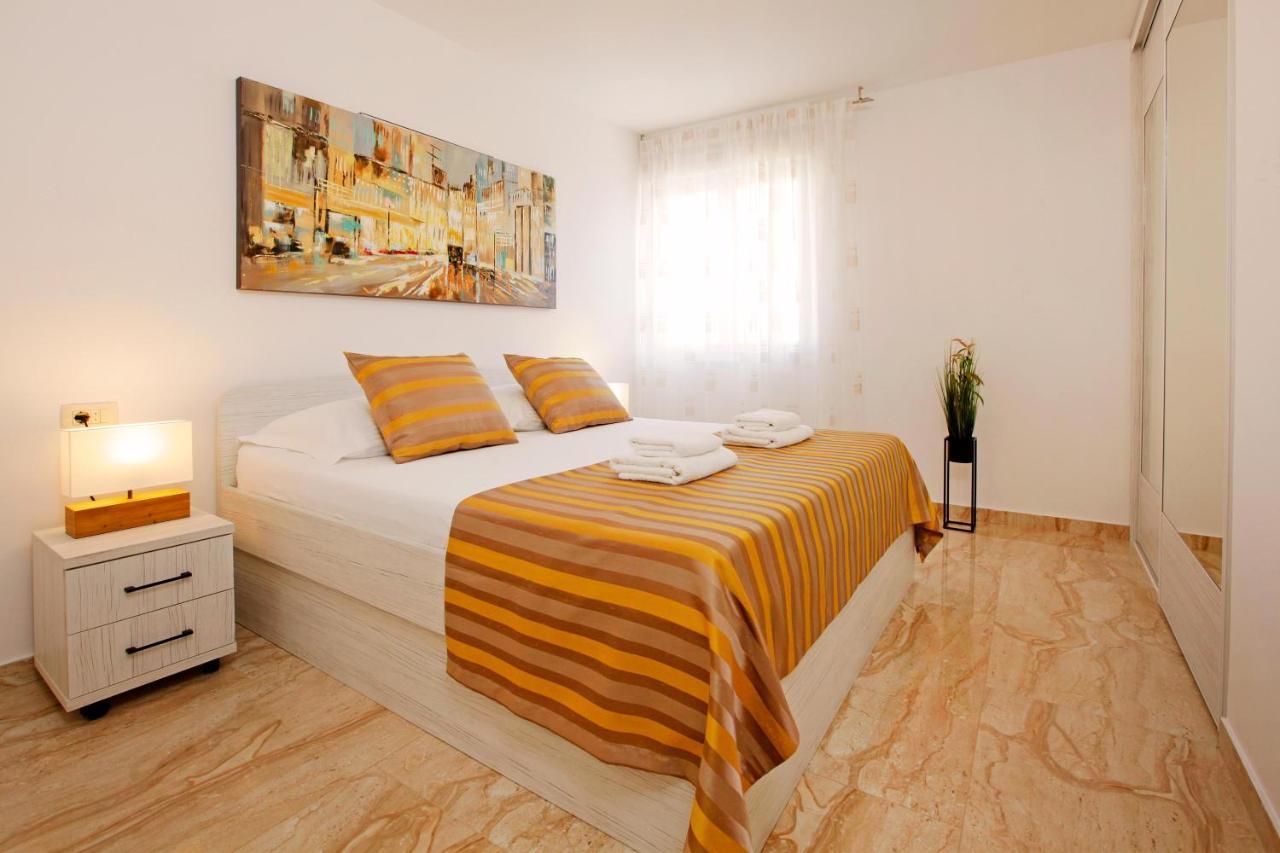 Apartment Modern 2-bed Apt, Late Check In Available Split