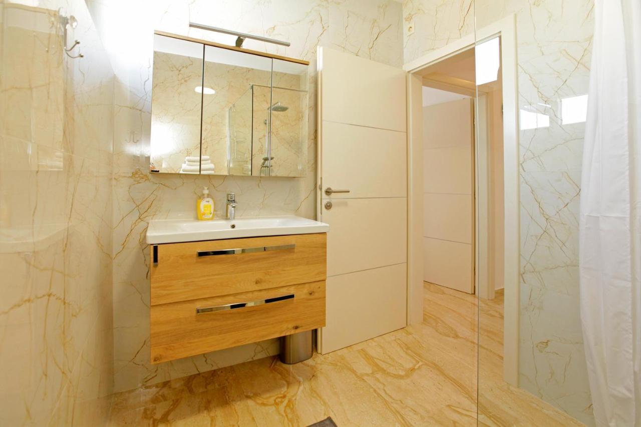 Apartment Modern 2-bed Apt, Late Check In Available Split