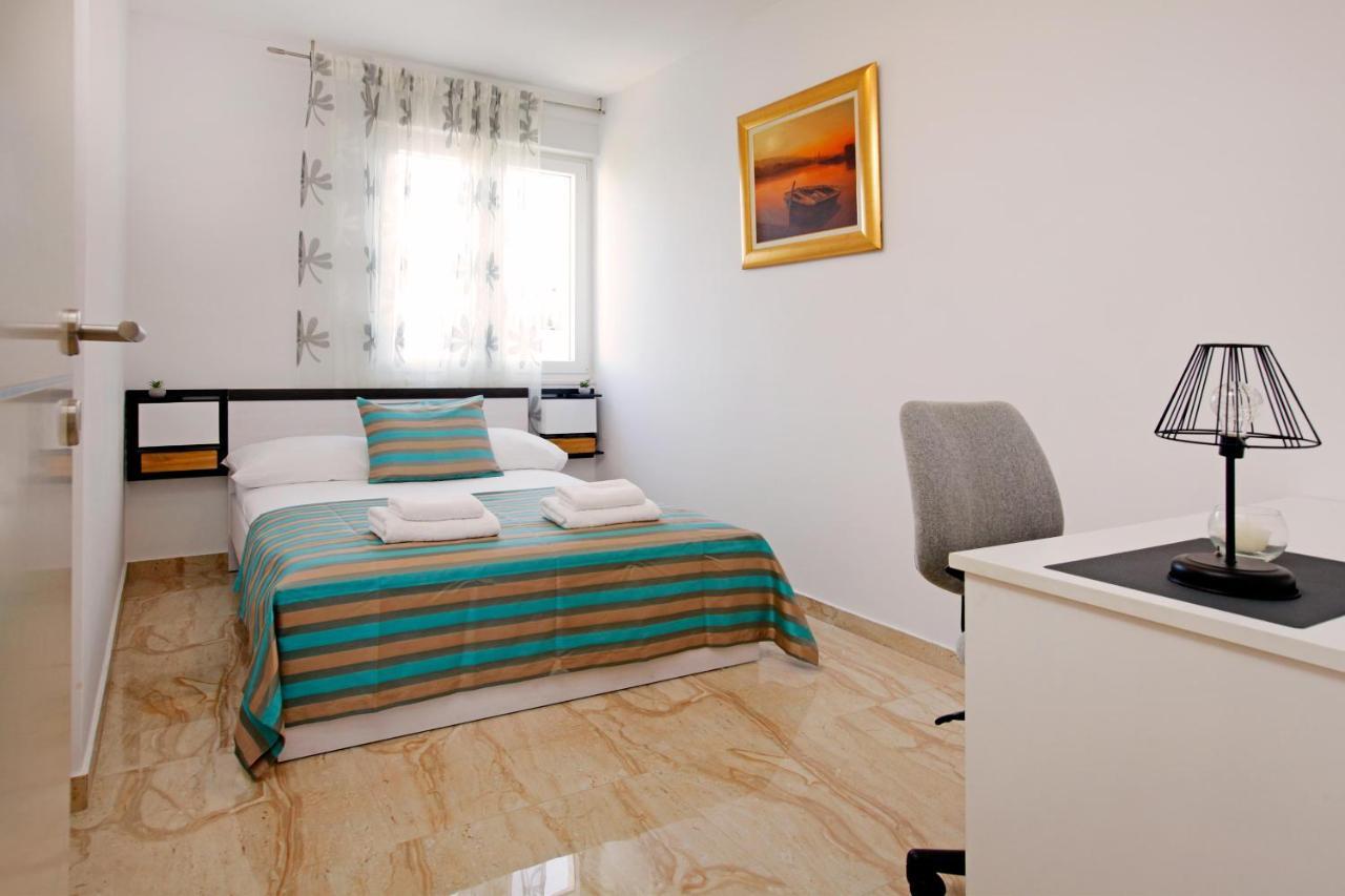 Apartment Modern 2-bed Apt, Late Check In Available