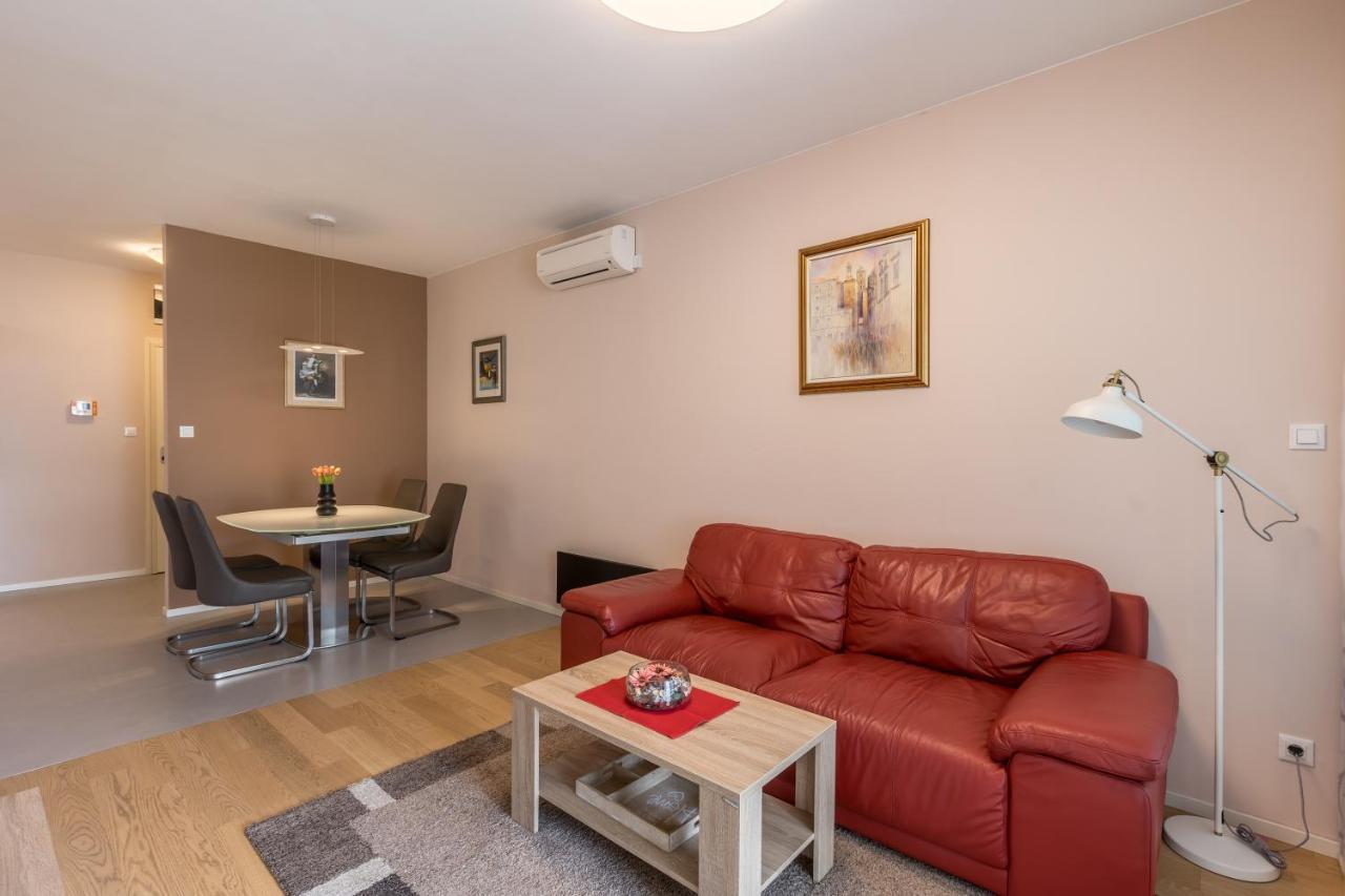 Faye Apartment Split
