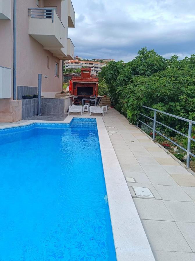 Sea View With Swimming Pool Near Apartment