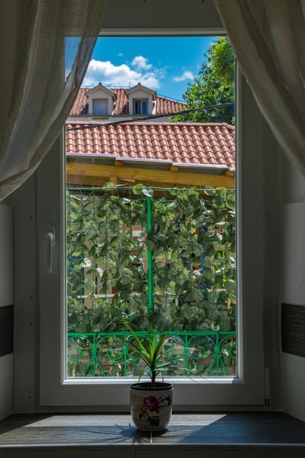 Apartment I Smile Split