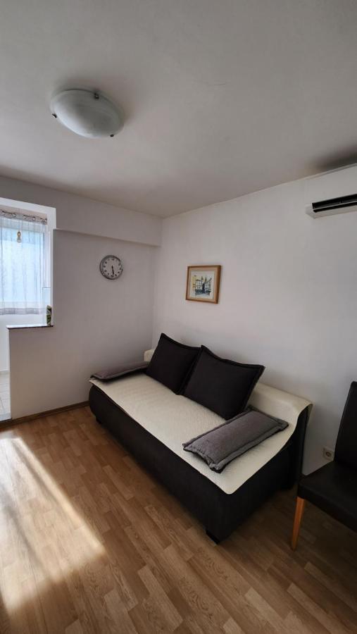 Live In Apartment Split