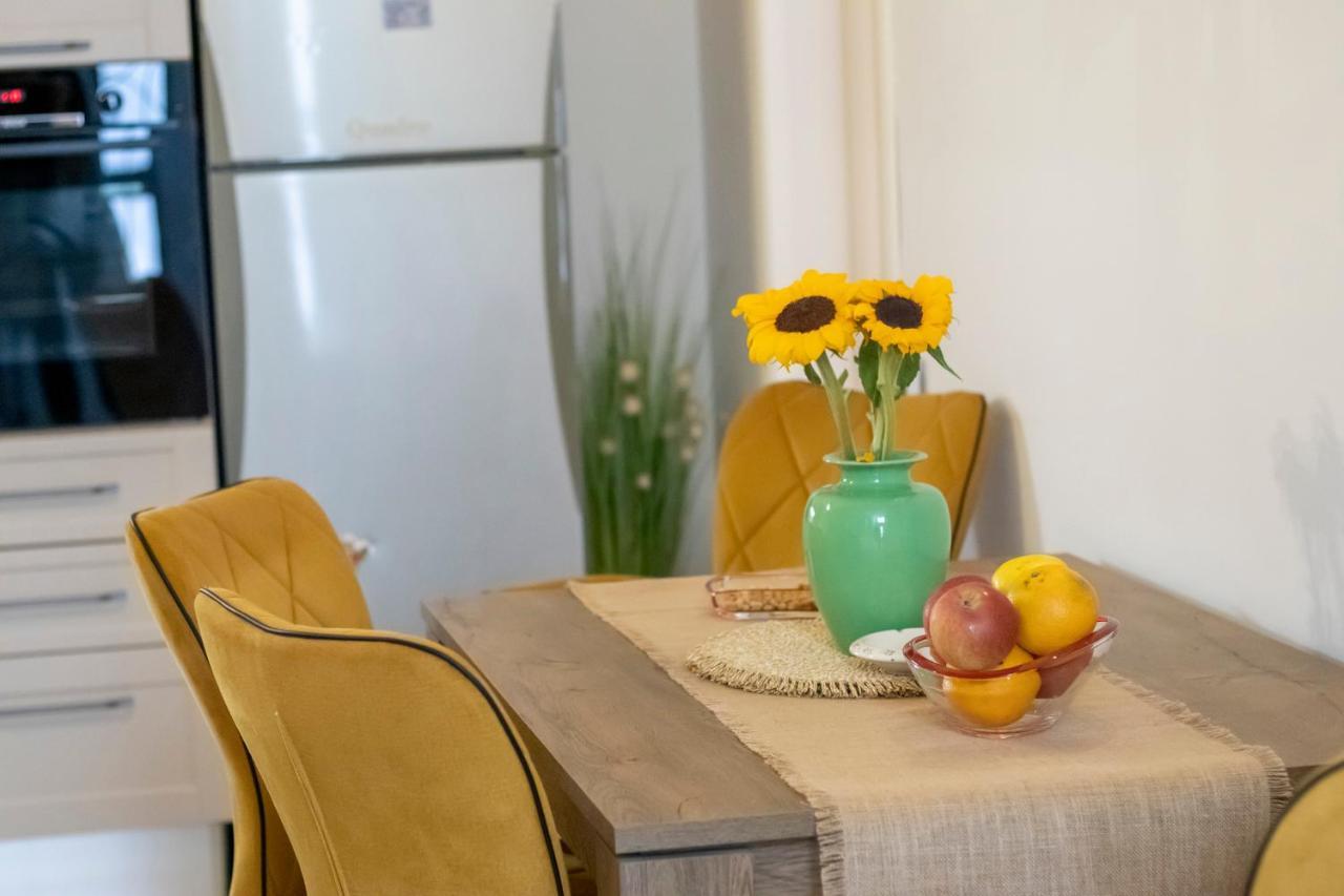 Apartment Yellow Split