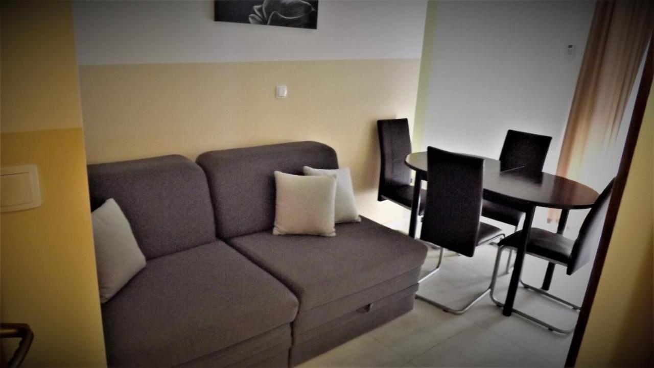 Apartman 11 *
