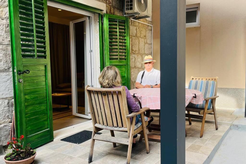 Stone House With Cute Terrase Apartamento