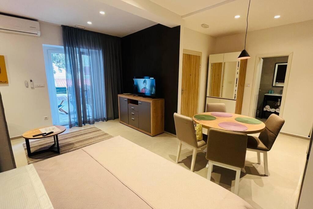 Stone House With Cute Terrase Apartamento Split