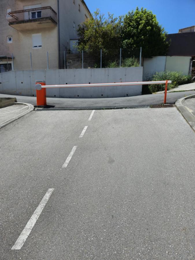 Frida- Free Private Parking