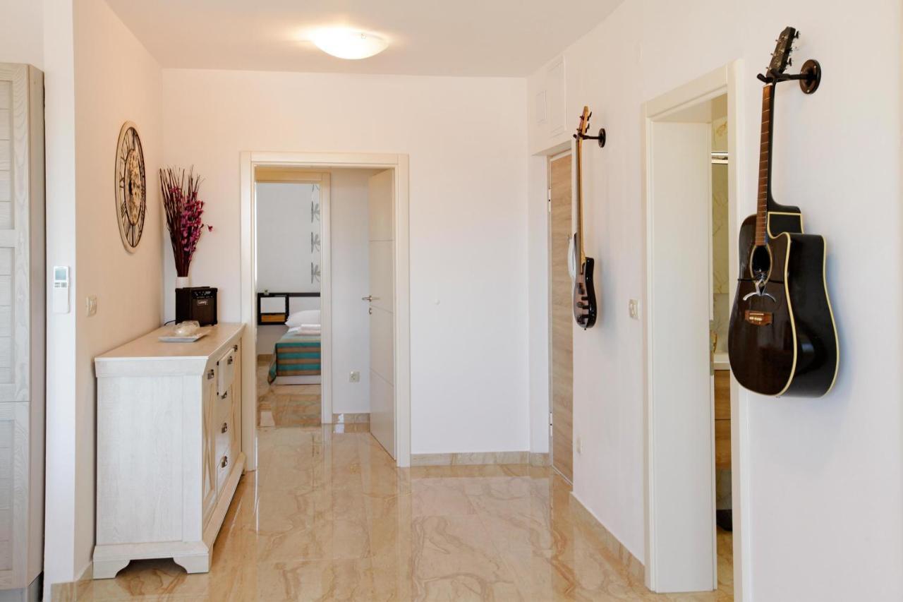 Apartment Modern 2-bed Apt, Late Check In Available *