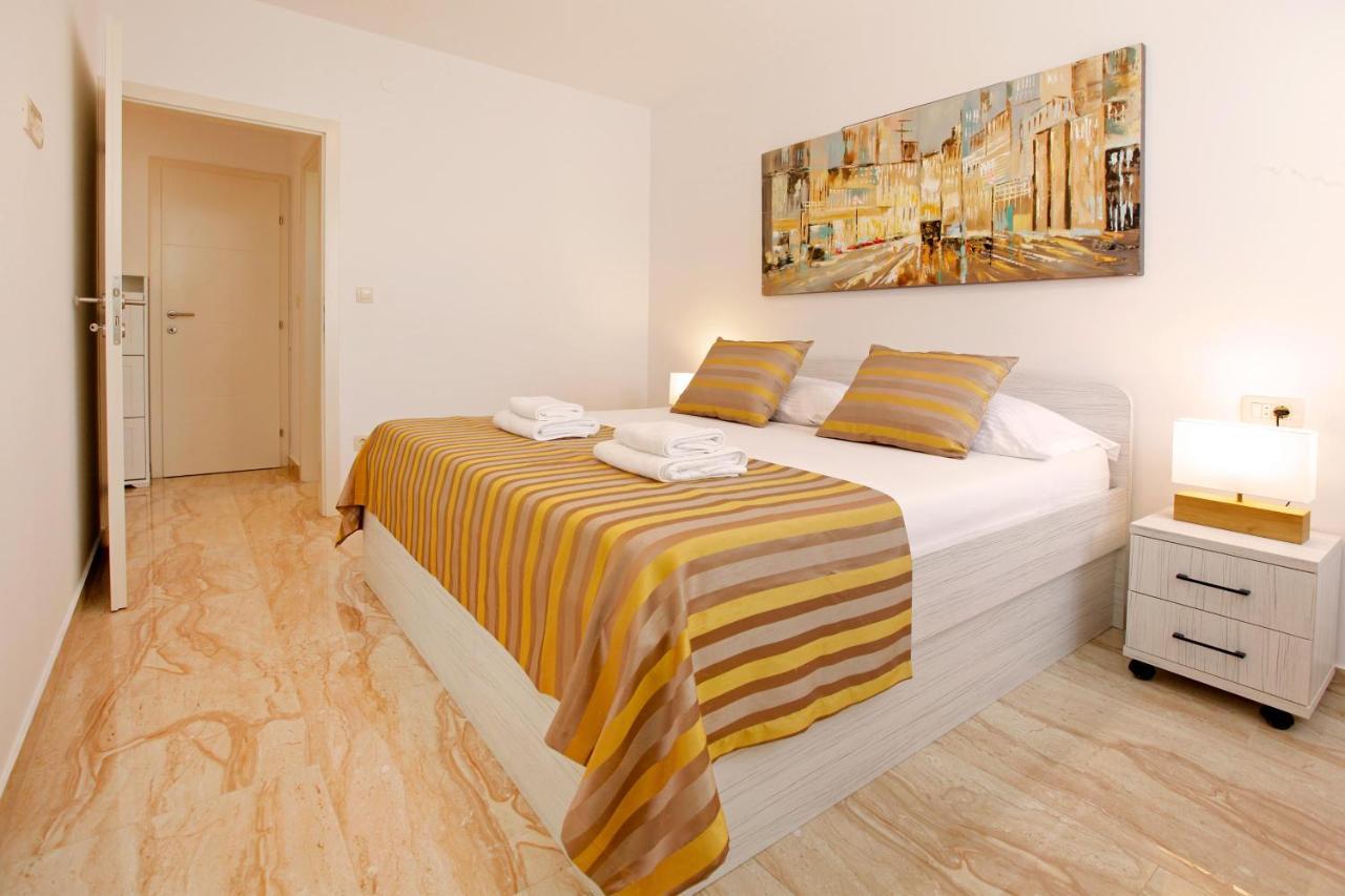 Modern 2-bed Apt, Late Check In Available Apartment