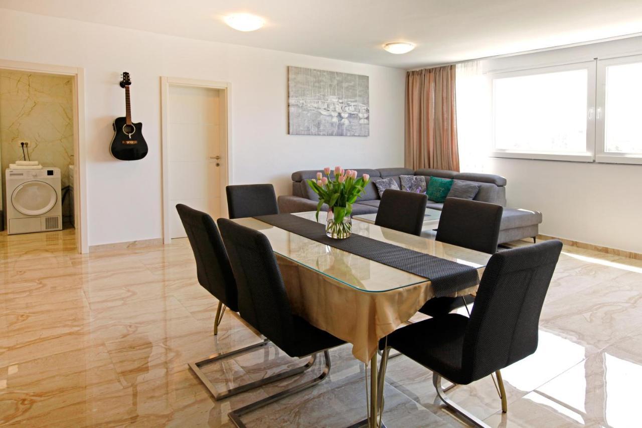 Modern 2-bed Apt, Late Check In Available