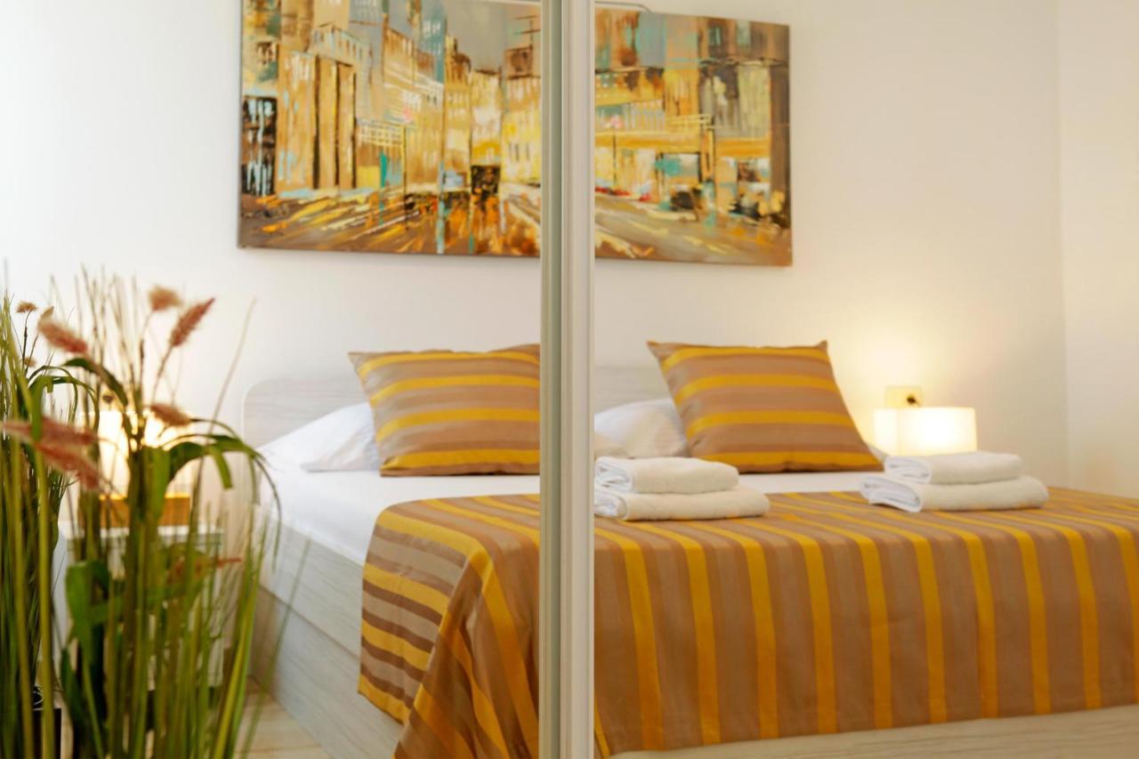 Modern 2-bed Apt, Late Check In Available * Split