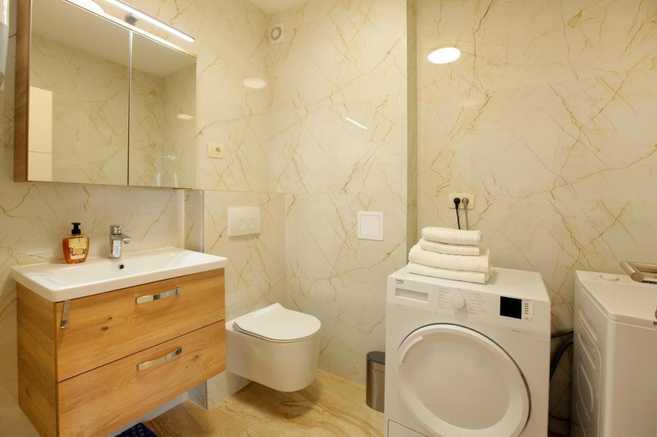 Apartment Modern 2-bed Apt, Late Check In Available