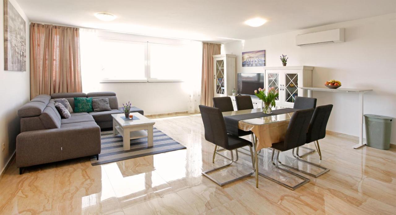 Modern 2-bed Apt, Late Check In Available