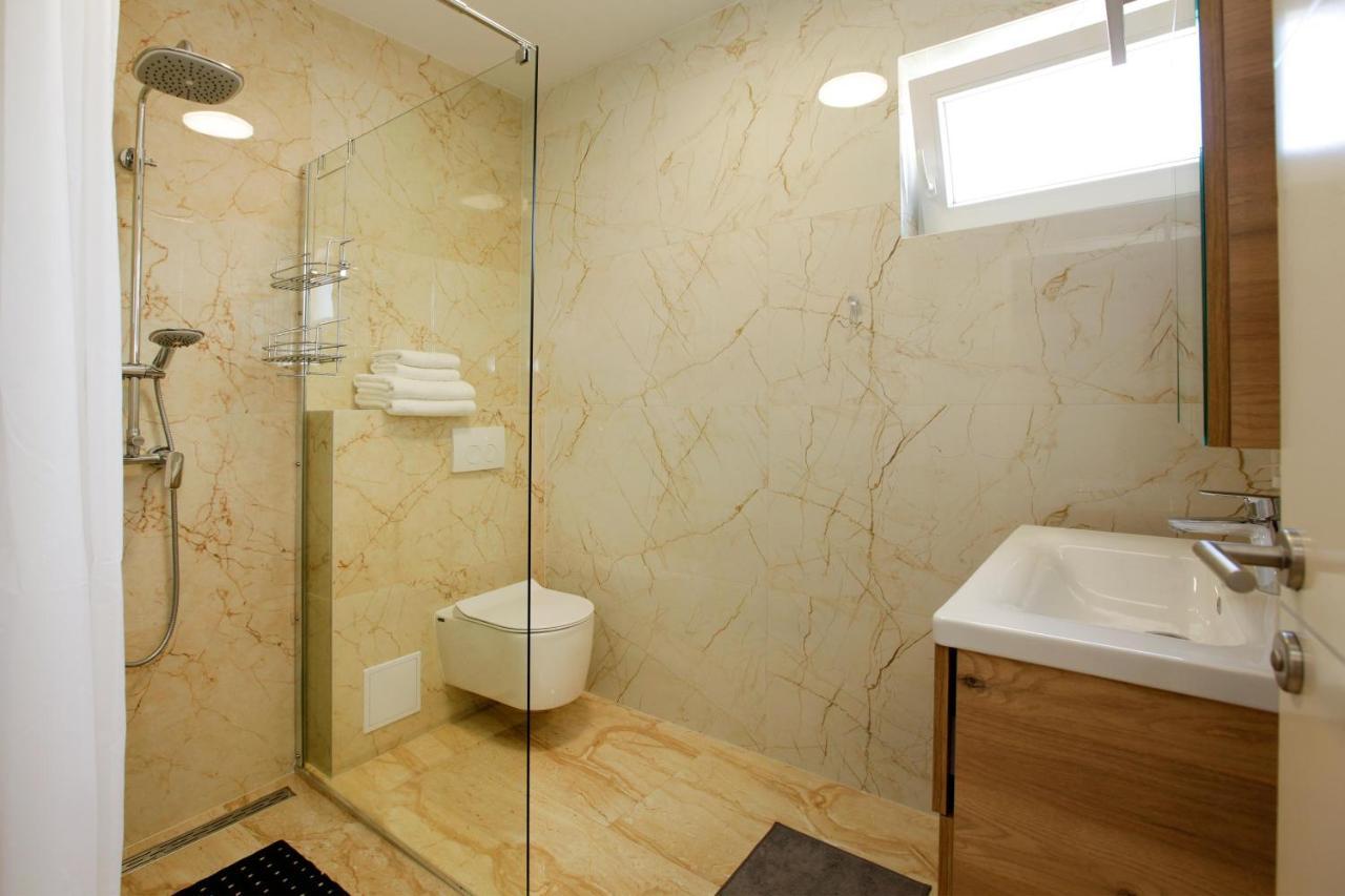 Modern 2-bed Apt, Late Check In Available * Split