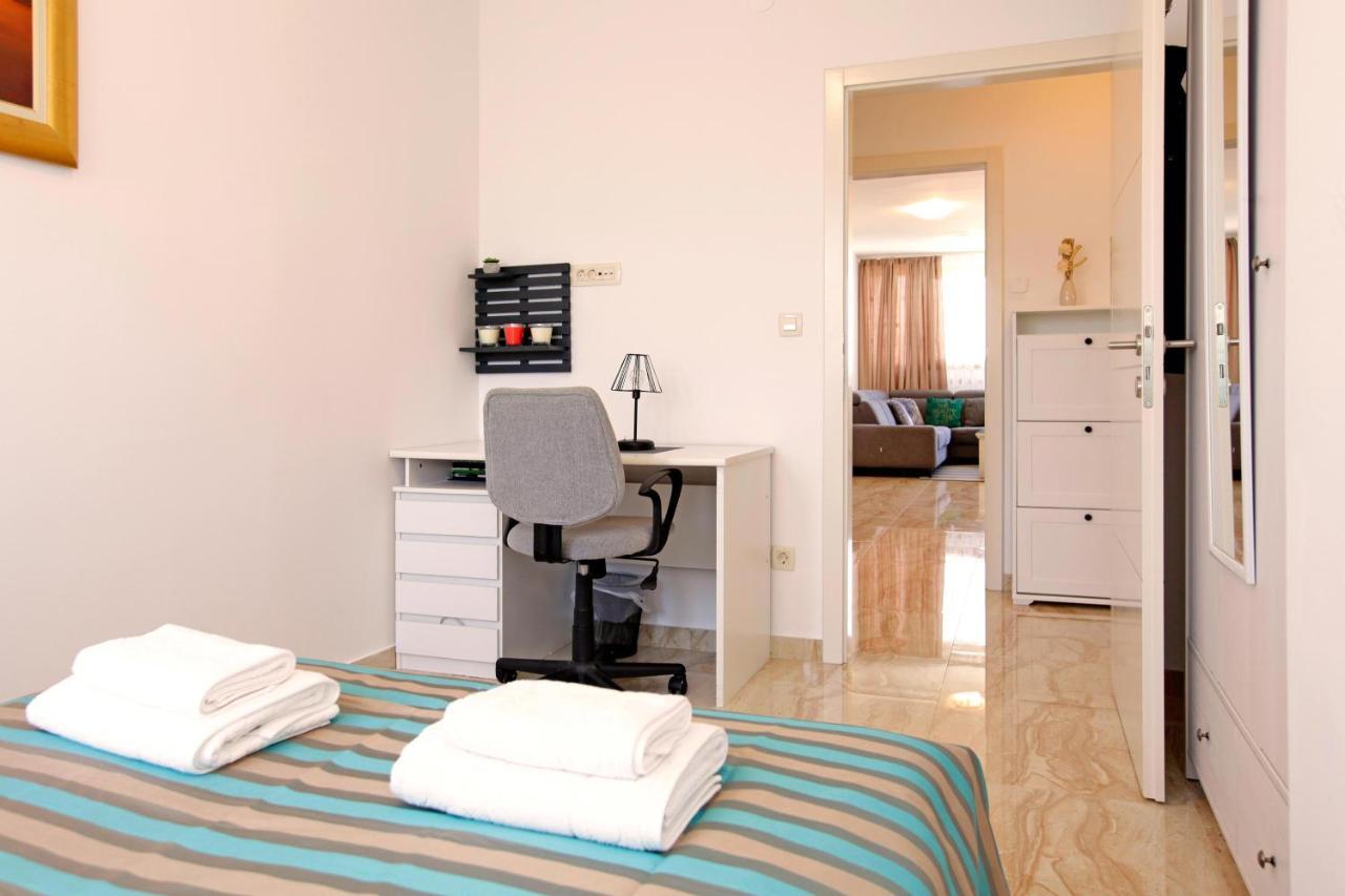 Modern 2-bed Apt, Late Check In Available Apartment Split