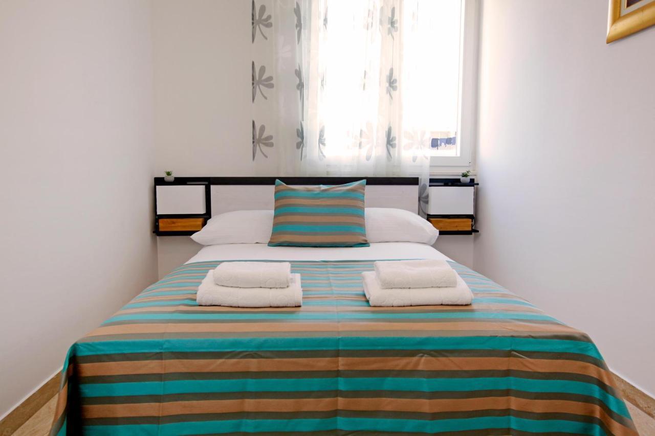 Apartment Modern 2-bed Apt, Late Check In Available