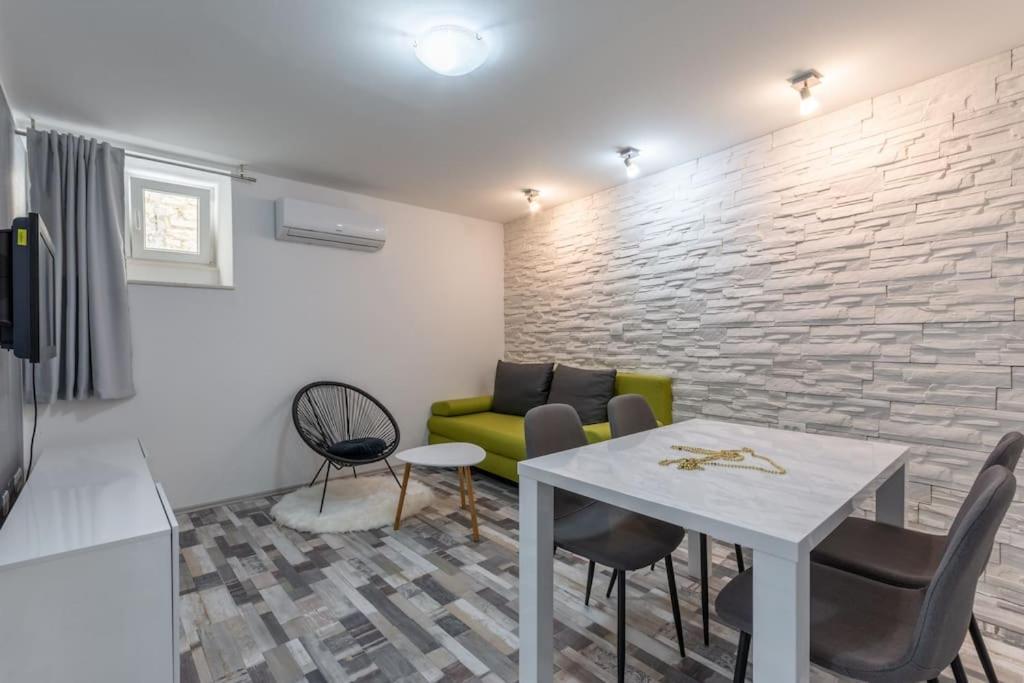 3m - One Bedroom *
