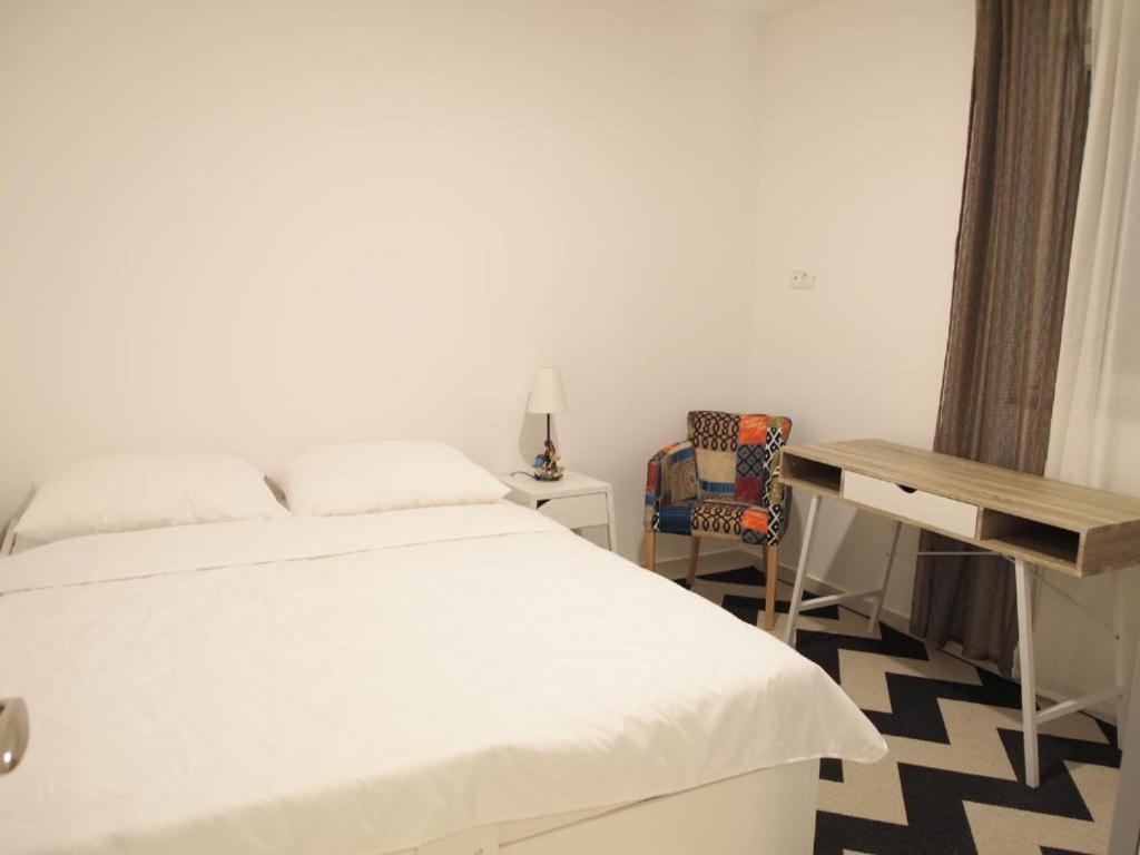 Black&white, Own Parking Apartman Split