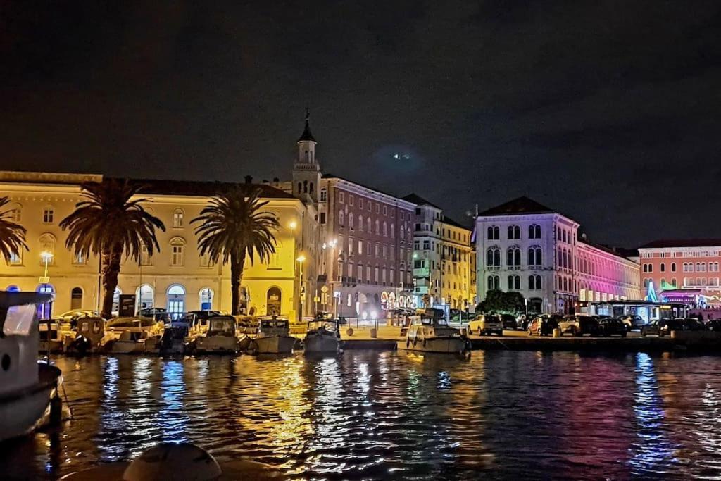 Ora, On The Sea. Split