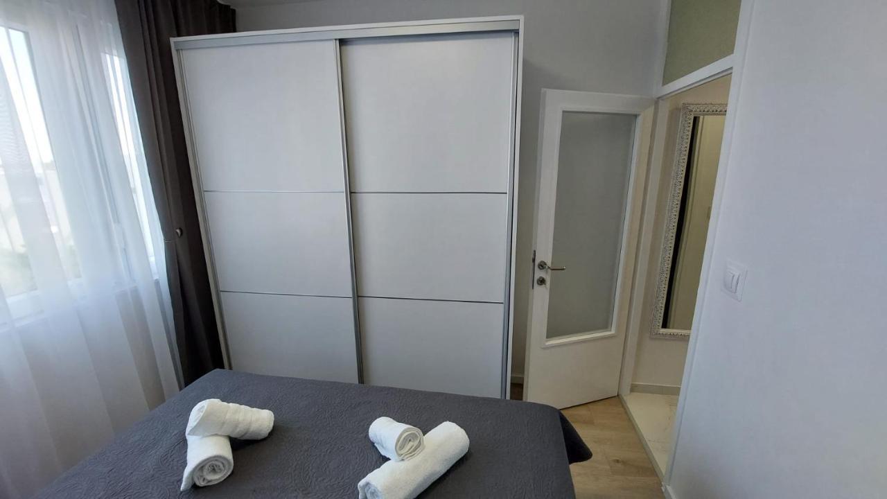 New And Modern Baroni Split