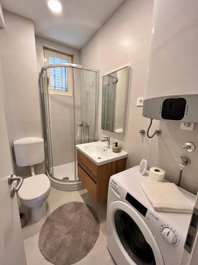 Blue With Shared Pool Apartment Split