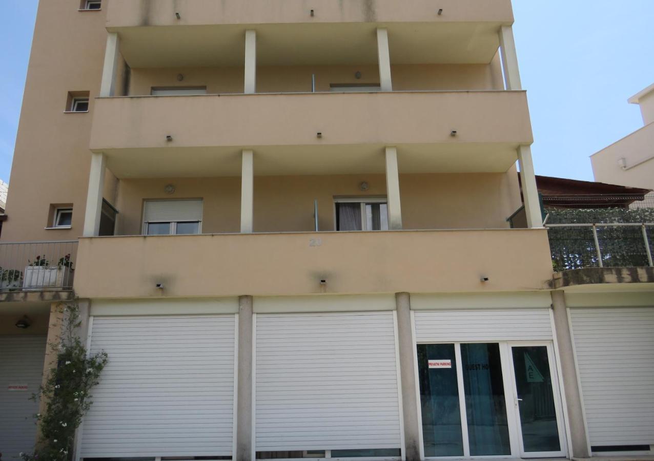 Apartman 11 *