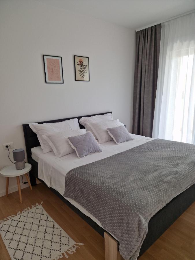 Mare With Terrace Apartment *