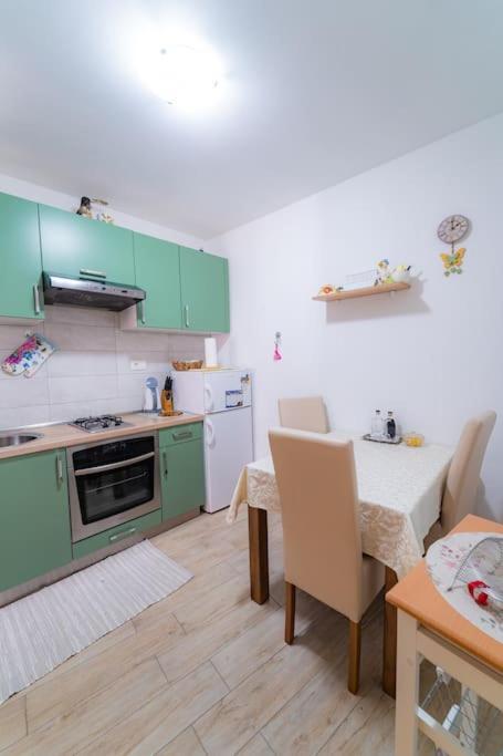 Charming In Old Town Apartment *