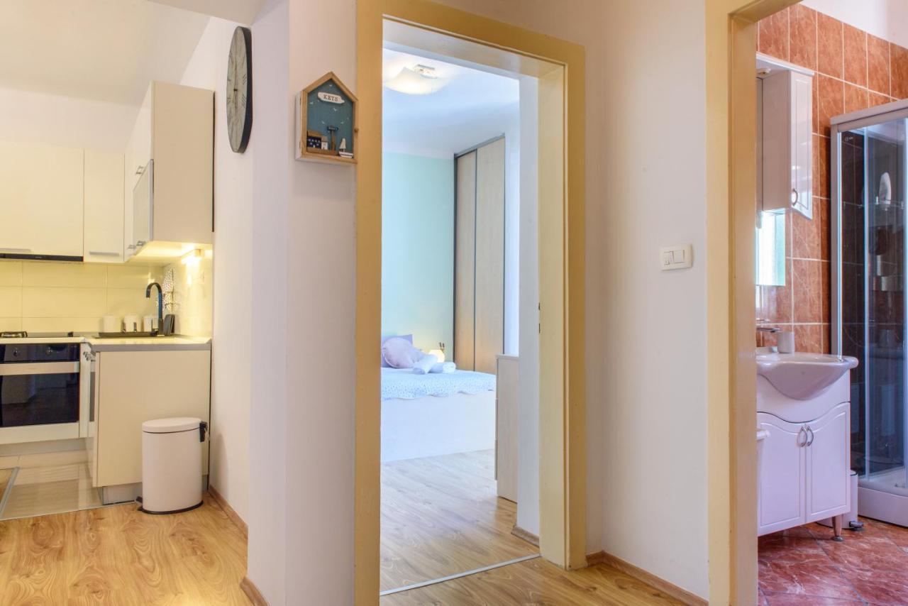 Central 2 Bedroom, Free Private Parking Apartment *