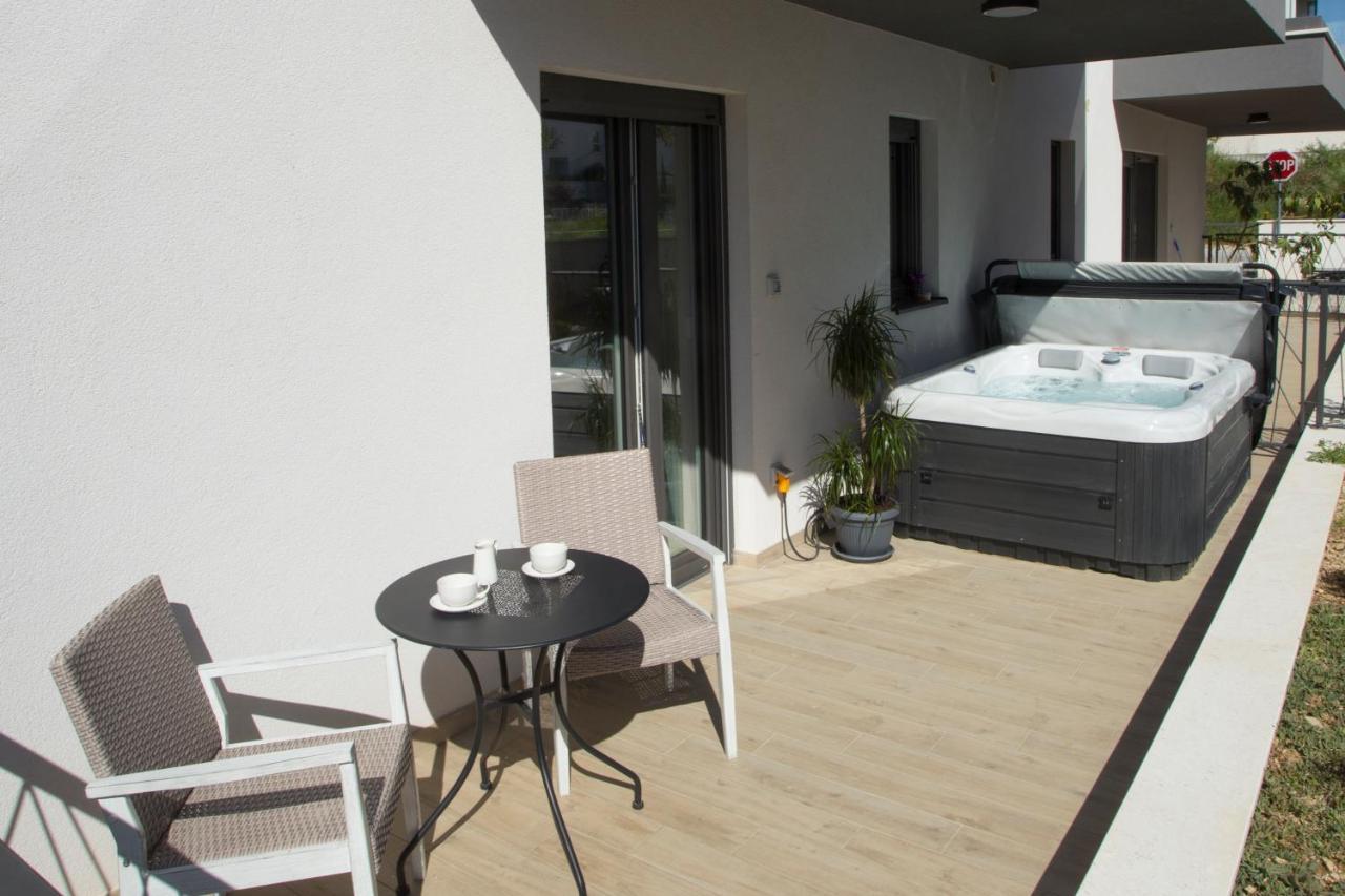 And Hot Tub Appartement