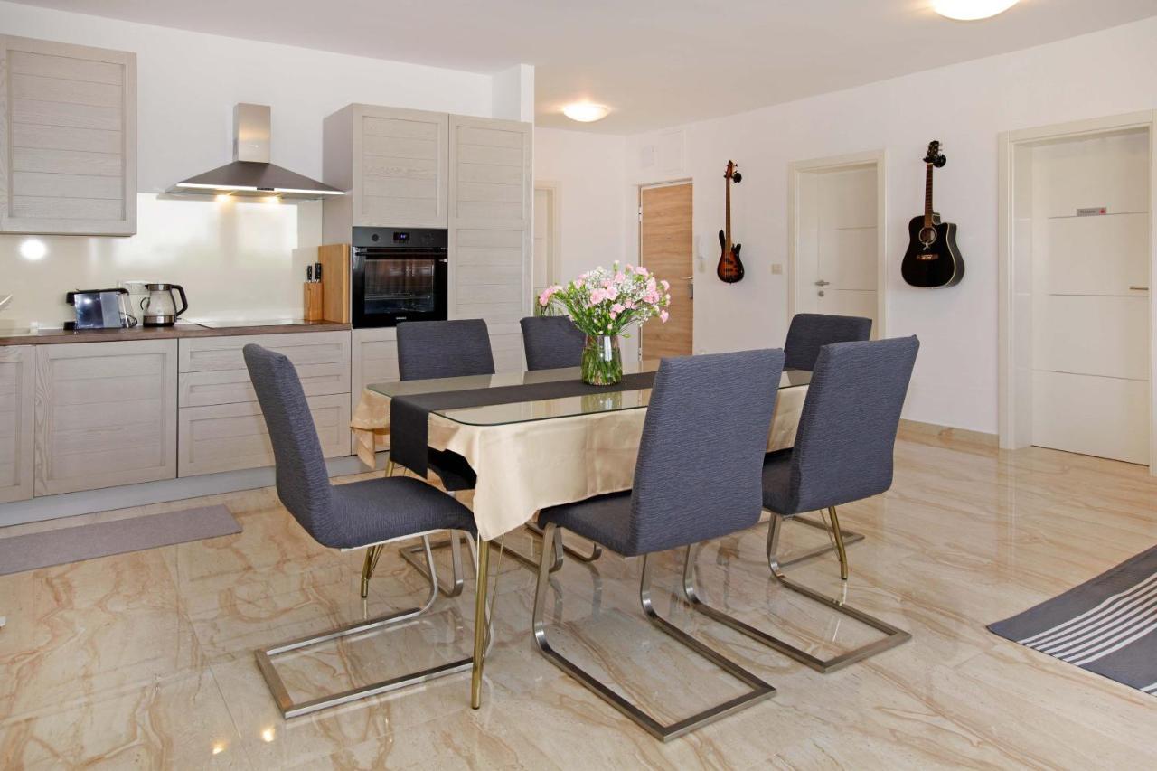 Modern 2-bed Apt, Late Check In Available Split